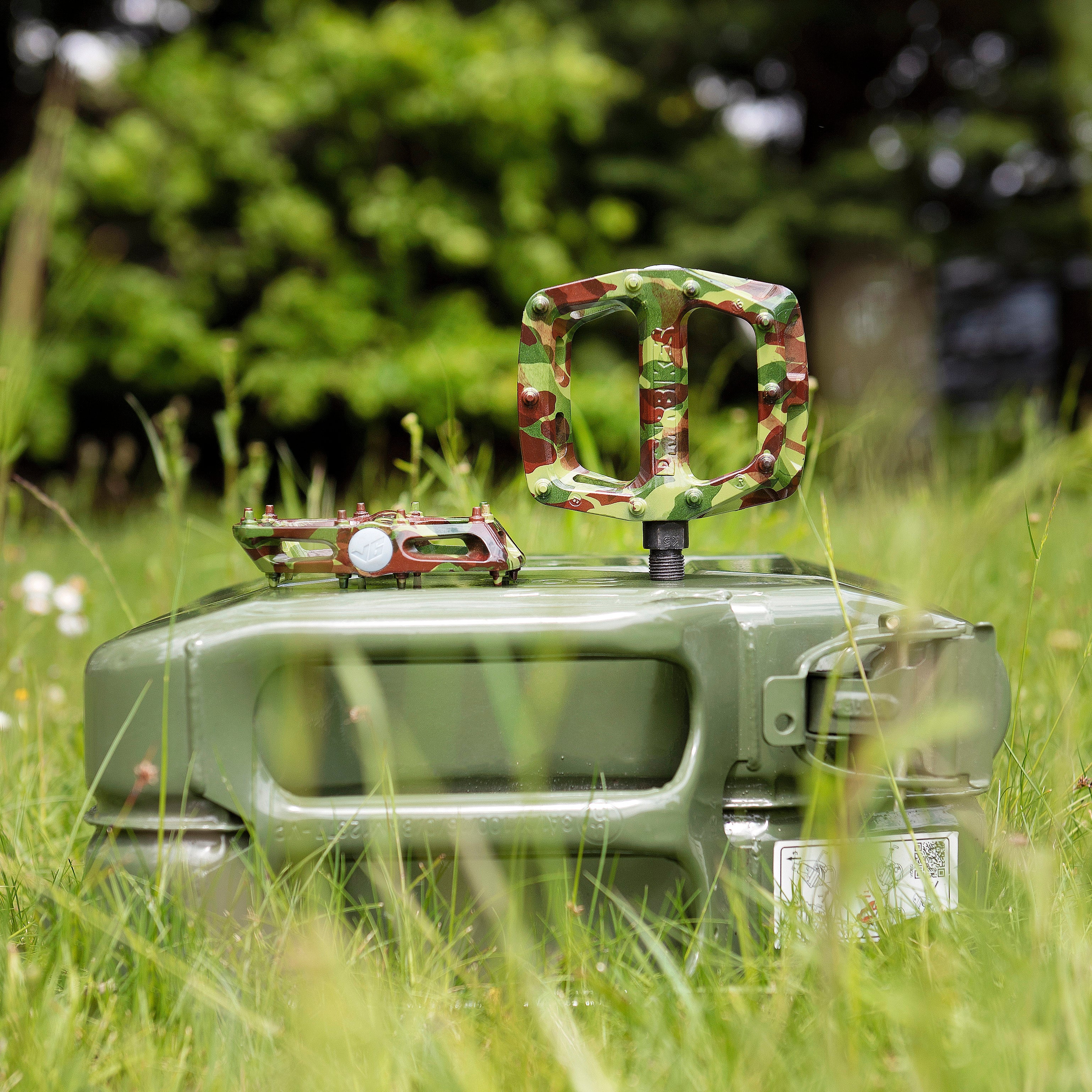 DMR V6 Pedal Green Camo
