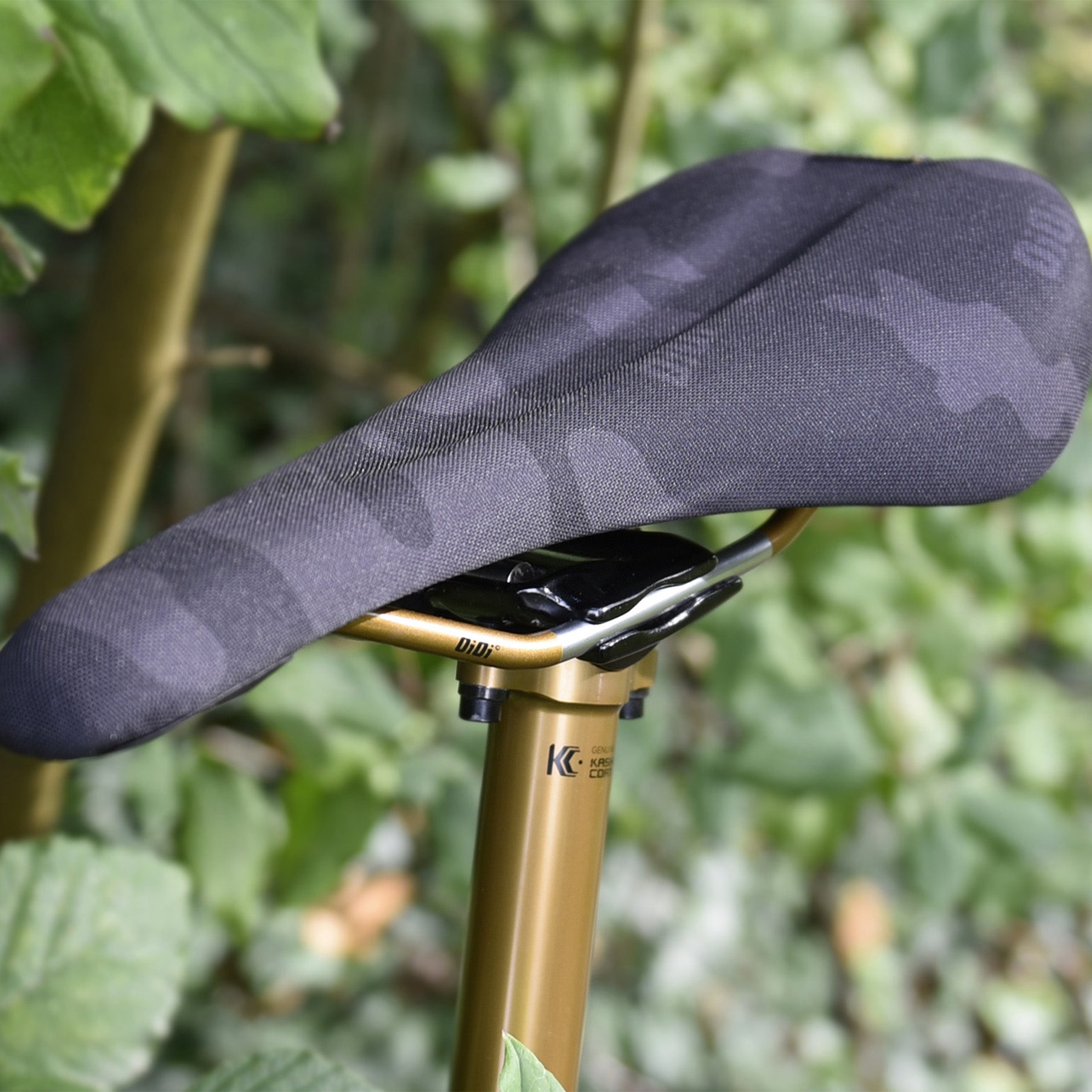 DMR OiOi Saddle Black Camo